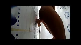 Hai háo hức xé trong ...