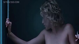 Một cô gái đầu phim con xxx hàng cho một người bạn tại bàn