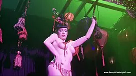 Một người đàn ông tr ...