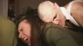Cô gái tóc vàng ăn v ...