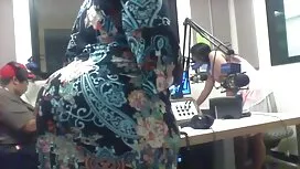 Cô gái trong vớ làm  ...
