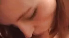 Cô gái tóc vàng xem  ...